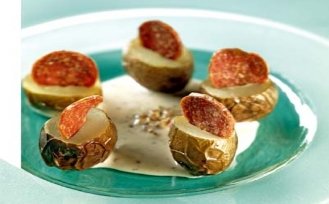 Papas con crocante de chorizo y salsa de mostaza